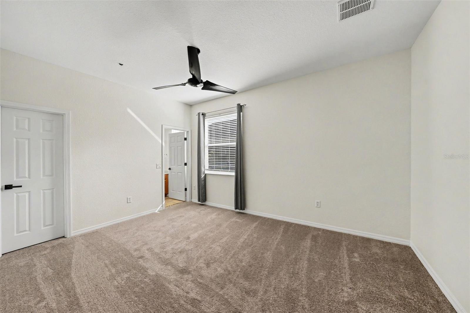 Virtually Staged. Situated on a quiet cul-de-sac in the gated communit – image 24