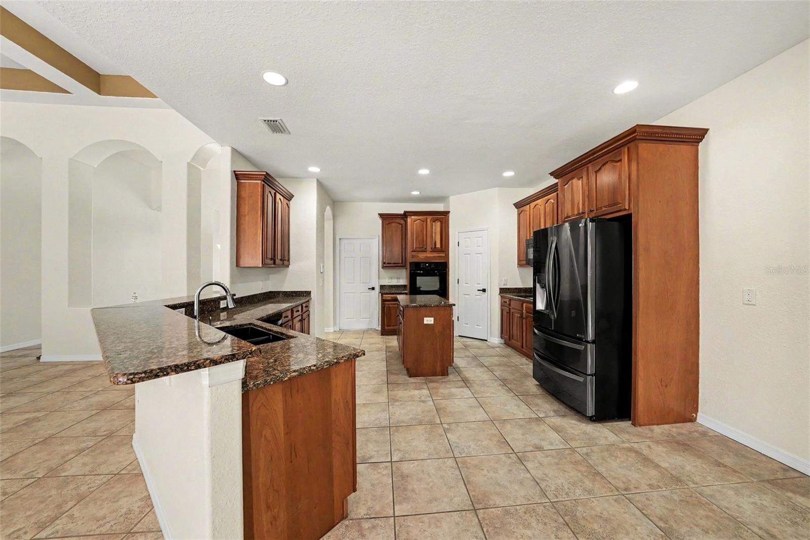 Virtually Staged. Situated on a quiet cul-de-sac in the gated communit – image 13