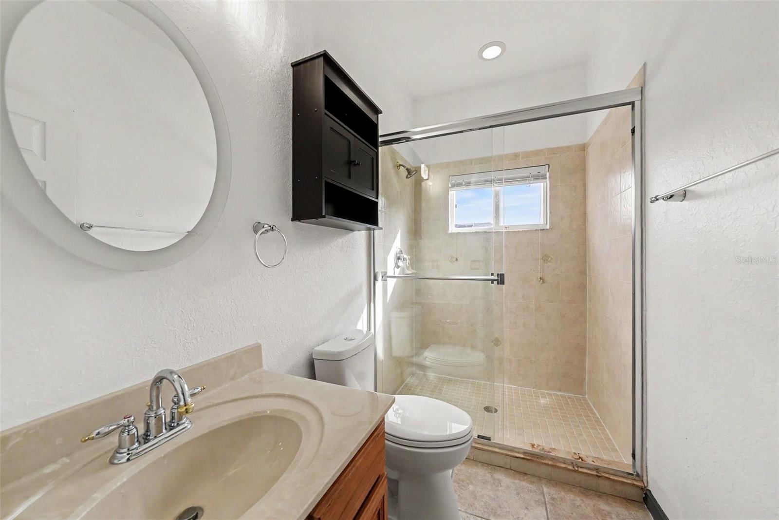 Virtually Staged. Situated on a quiet cul-de-sac in the gated communit – image 34