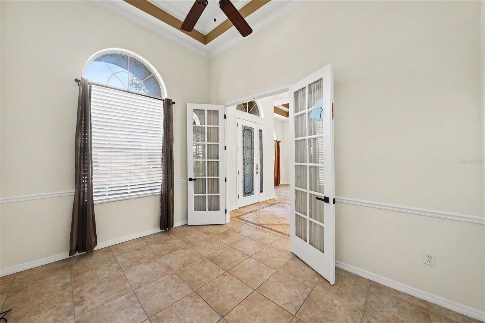 Virtually Staged. Situated on a quiet cul-de-sac in the gated communit – image 19