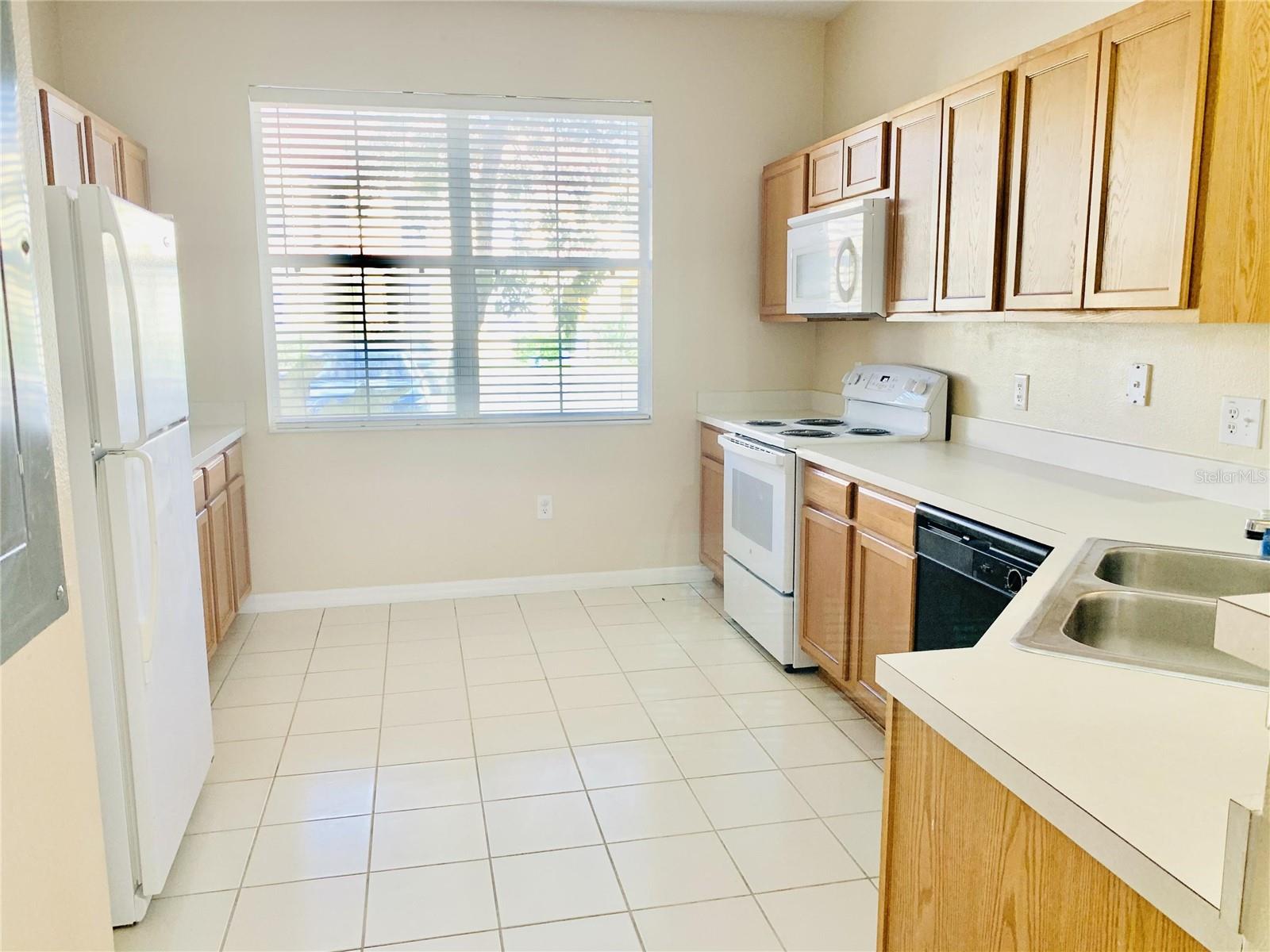 CRESTWYND BAY - Residential Lease