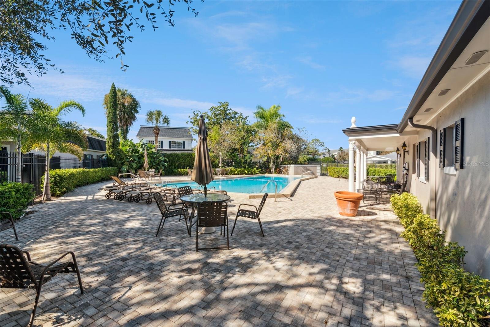 COUNTRY CLUB TWNHS WEST - Residential