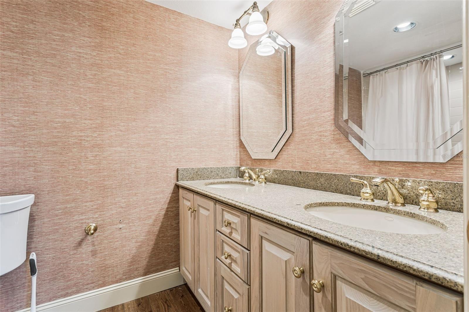 COUNTRY CLUB TWNHS WEST - Residential