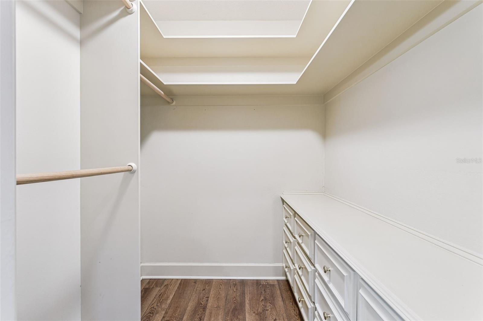 COUNTRY CLUB TWNHS WEST - Residential