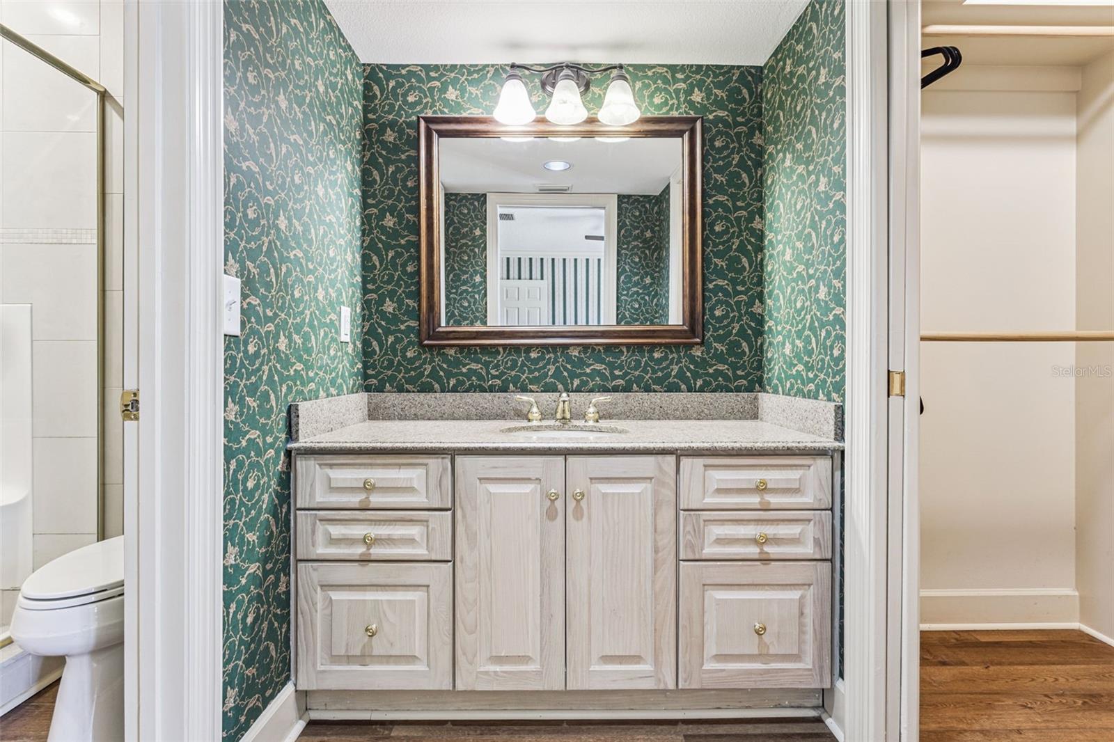 COUNTRY CLUB TWNHS WEST - Residential