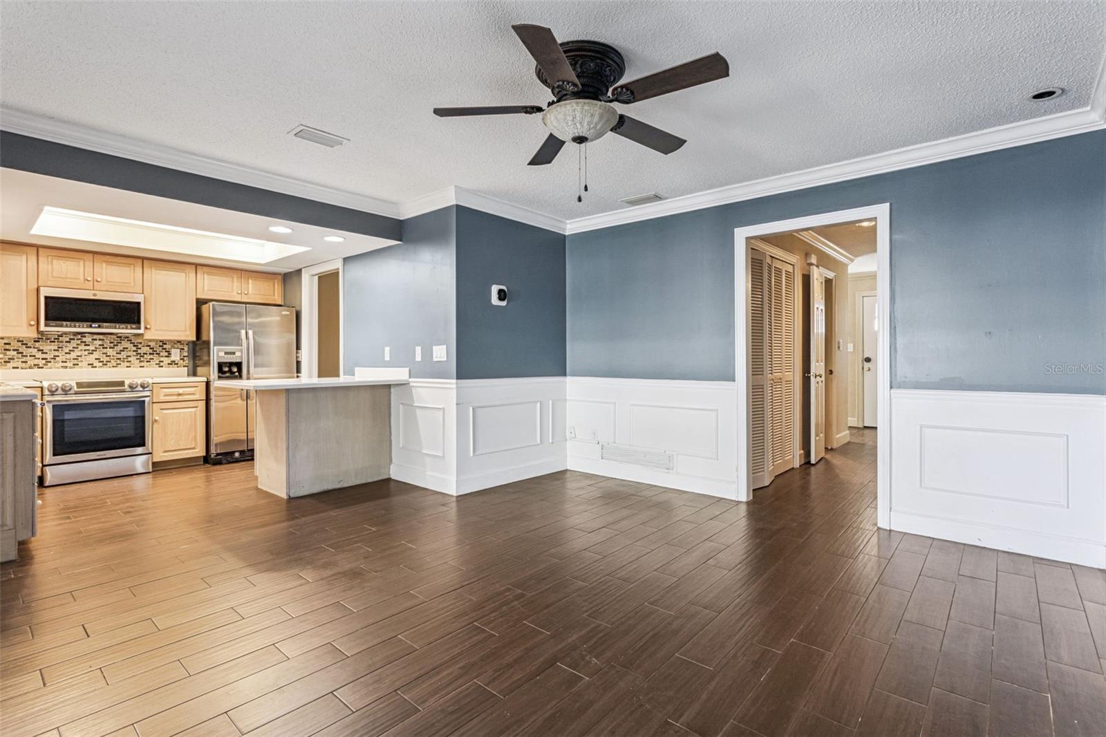 COUNTRY CLUB TWNHS WEST - Residential