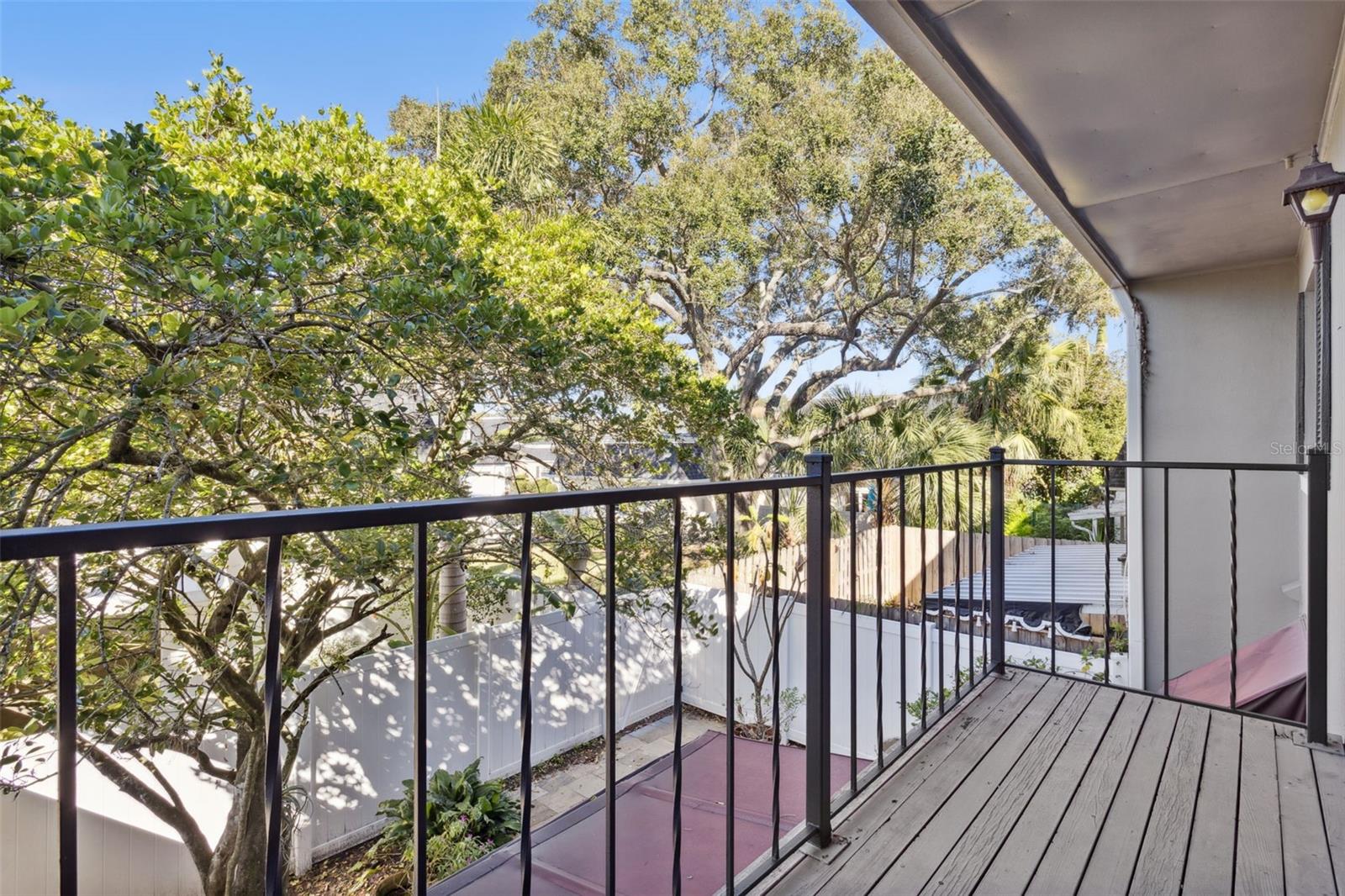 COUNTRY CLUB TWNHS WEST - Residential