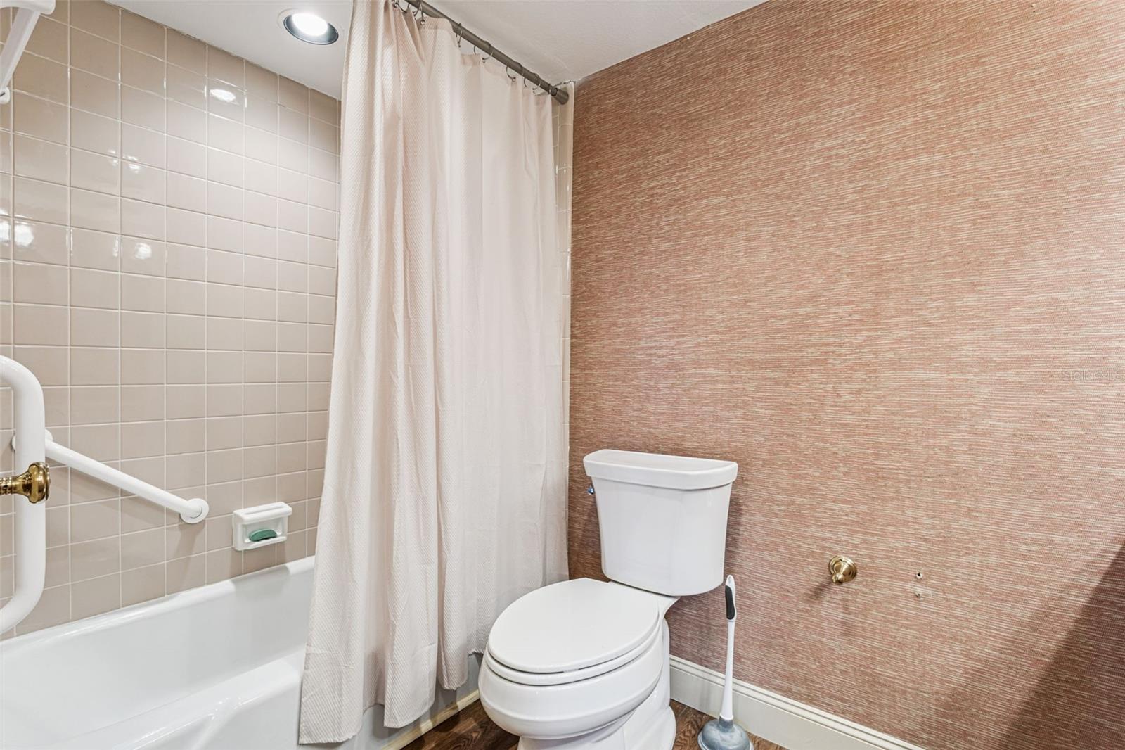 COUNTRY CLUB TWNHS WEST - Residential