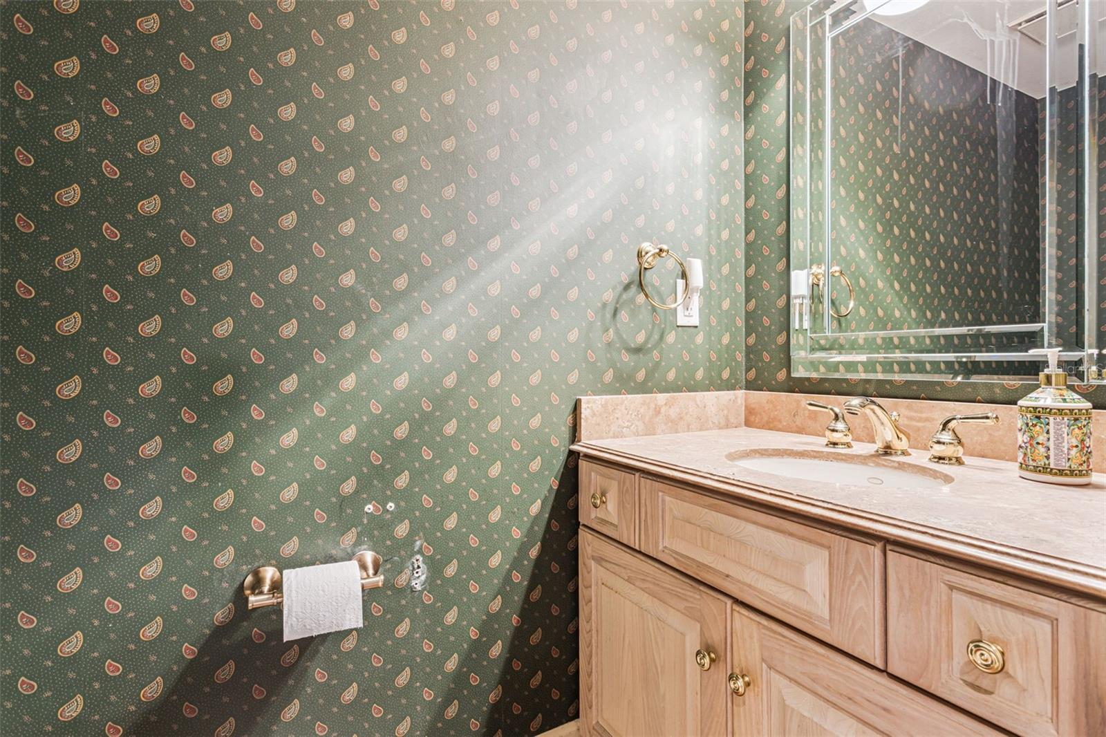 COUNTRY CLUB TWNHS WEST - Residential