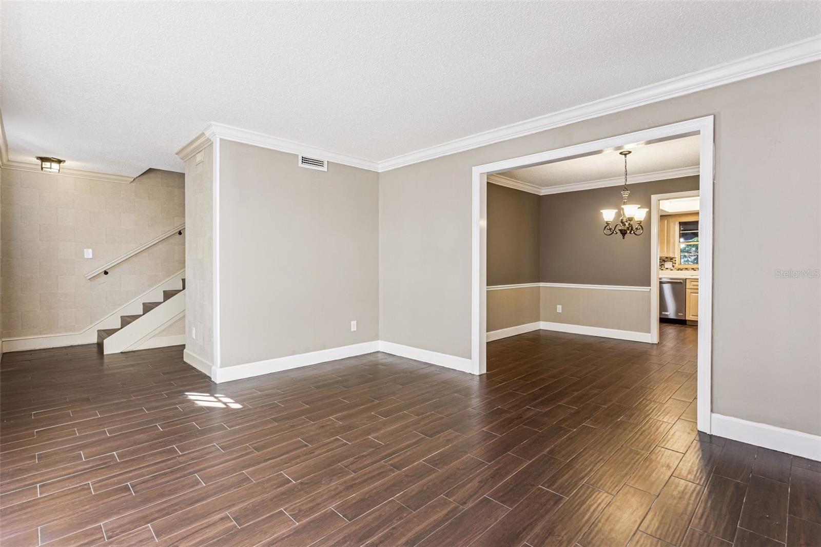 COUNTRY CLUB TWNHS WEST - Residential