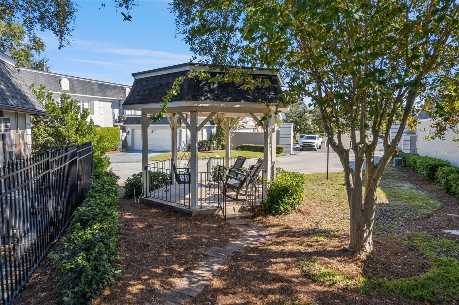 COUNTRY CLUB TWNHS WEST - Residential