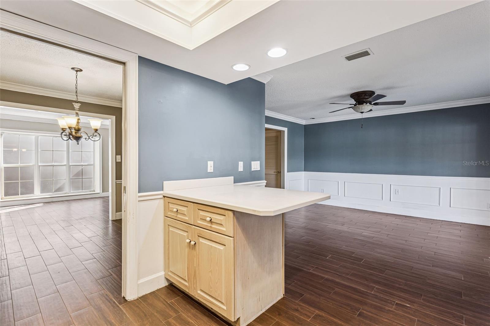 COUNTRY CLUB TWNHS WEST - Residential