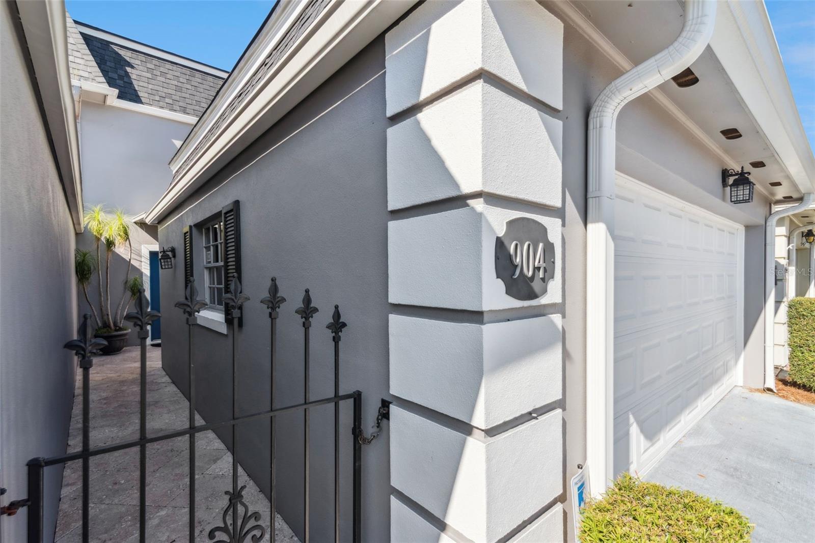 COUNTRY CLUB TWNHS WEST - Residential