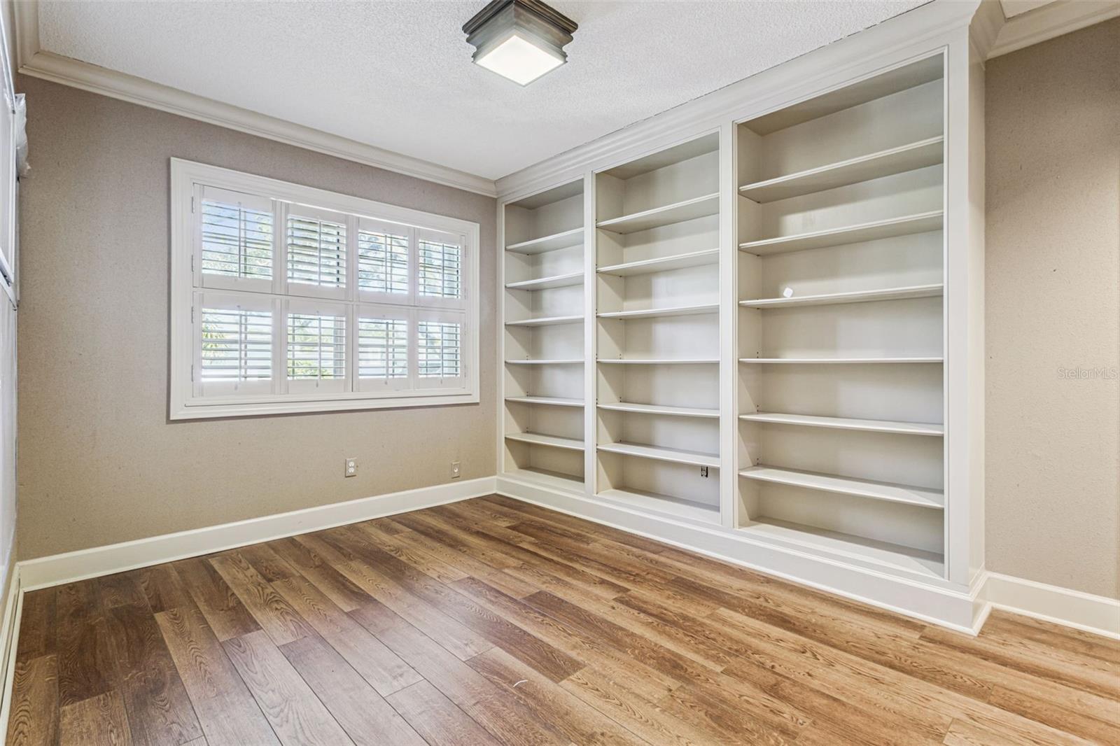 COUNTRY CLUB TWNHS WEST - Residential