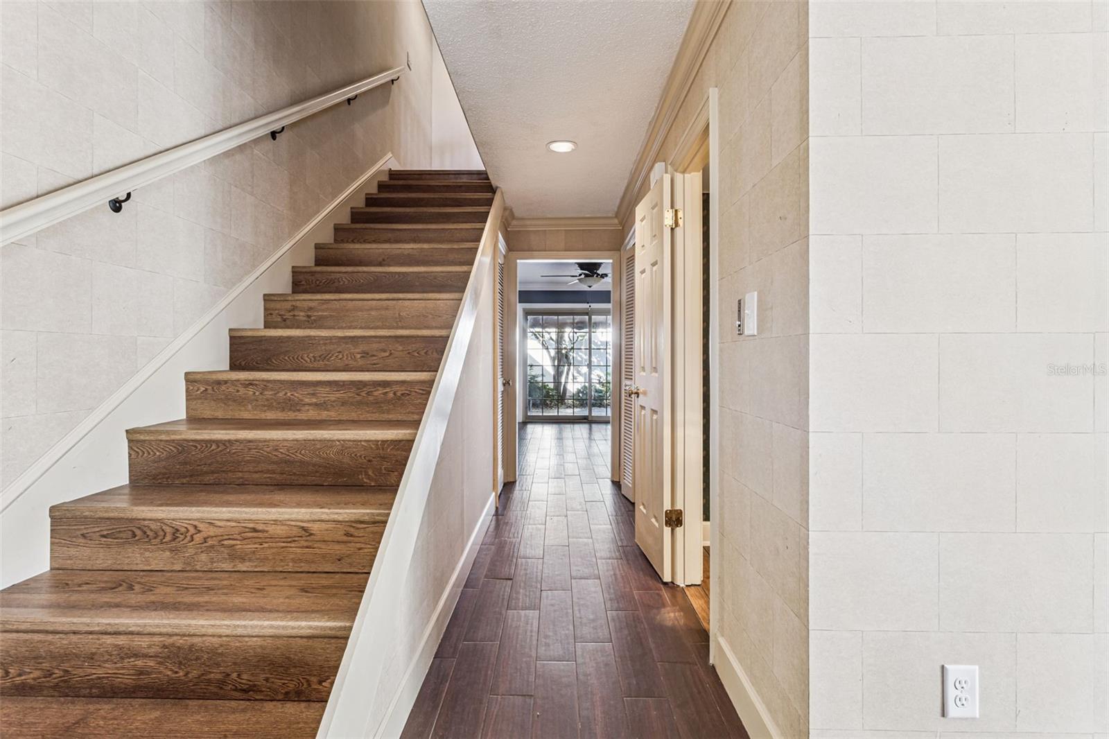 COUNTRY CLUB TWNHS WEST - Residential