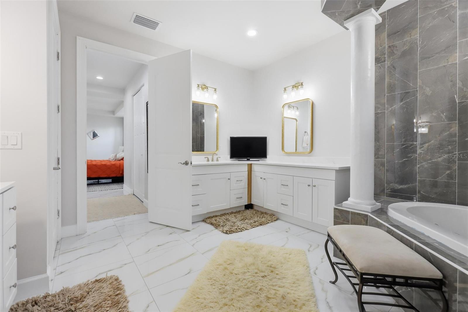 LATITUDE/DAYTONA BEACH CLOAR - Residential