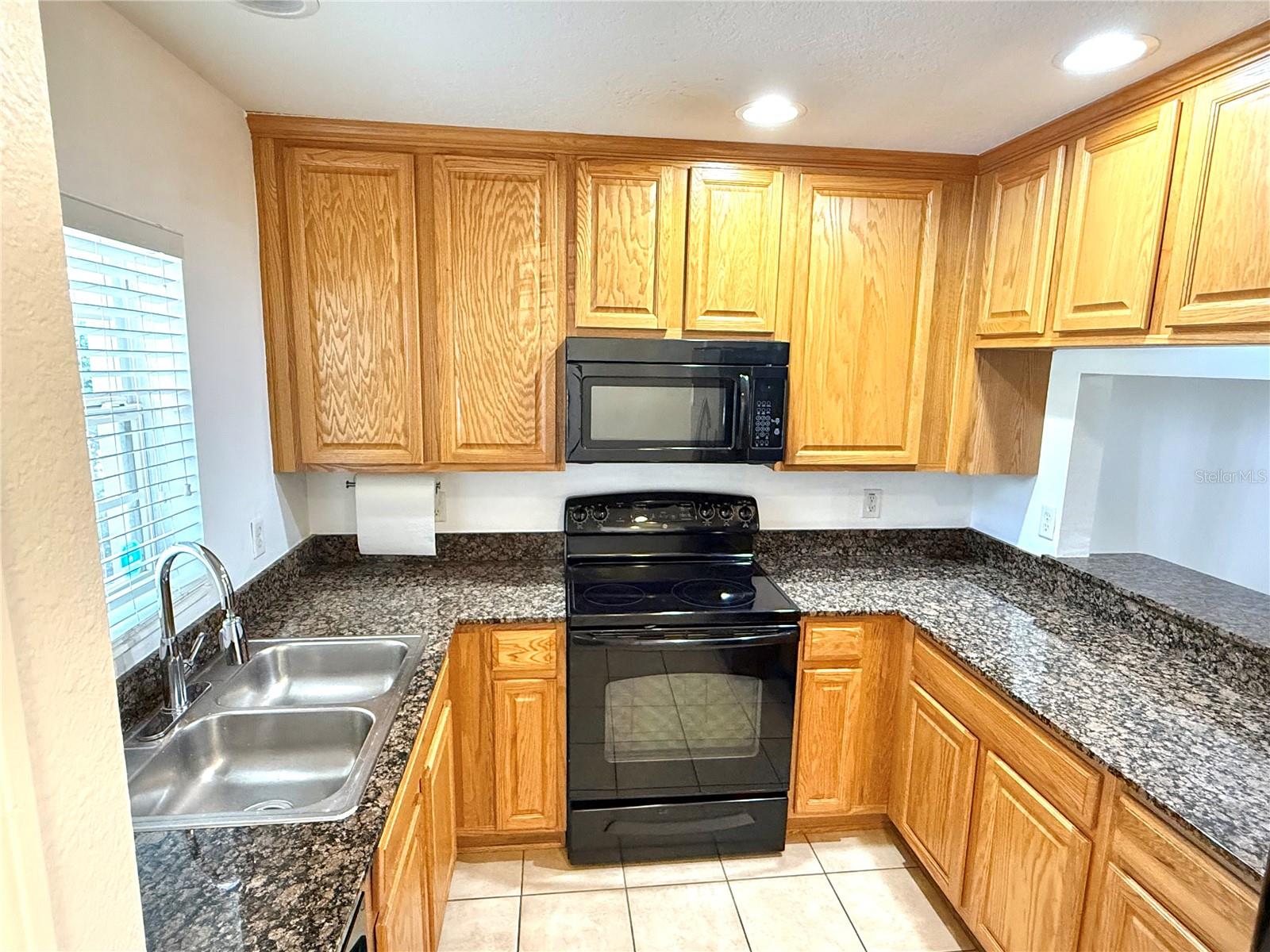 CHARLESTON PLACE TWNHMS - Residential