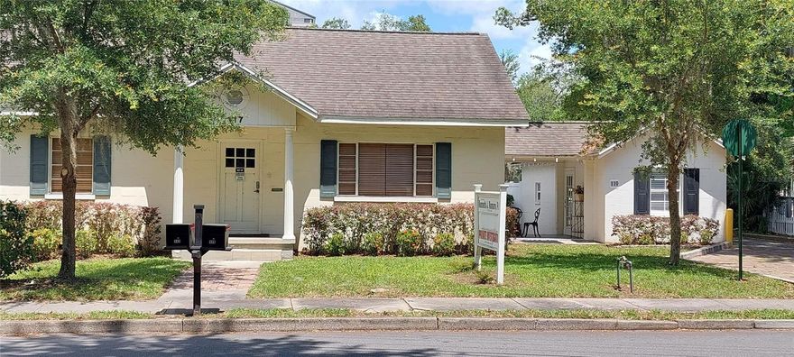 Rooms for rent in newly renovated house in downtown Kissimmee close to restaurants, train station, bus stops, library, Lakeshore just to name a few, and for that reason we have the best location in Downtown Kissimmee.
Furnished rooms in a five bedroom house. All the utilities included. Private paved parking. Washer and Dryer on site.
Very friendly walkable environment.