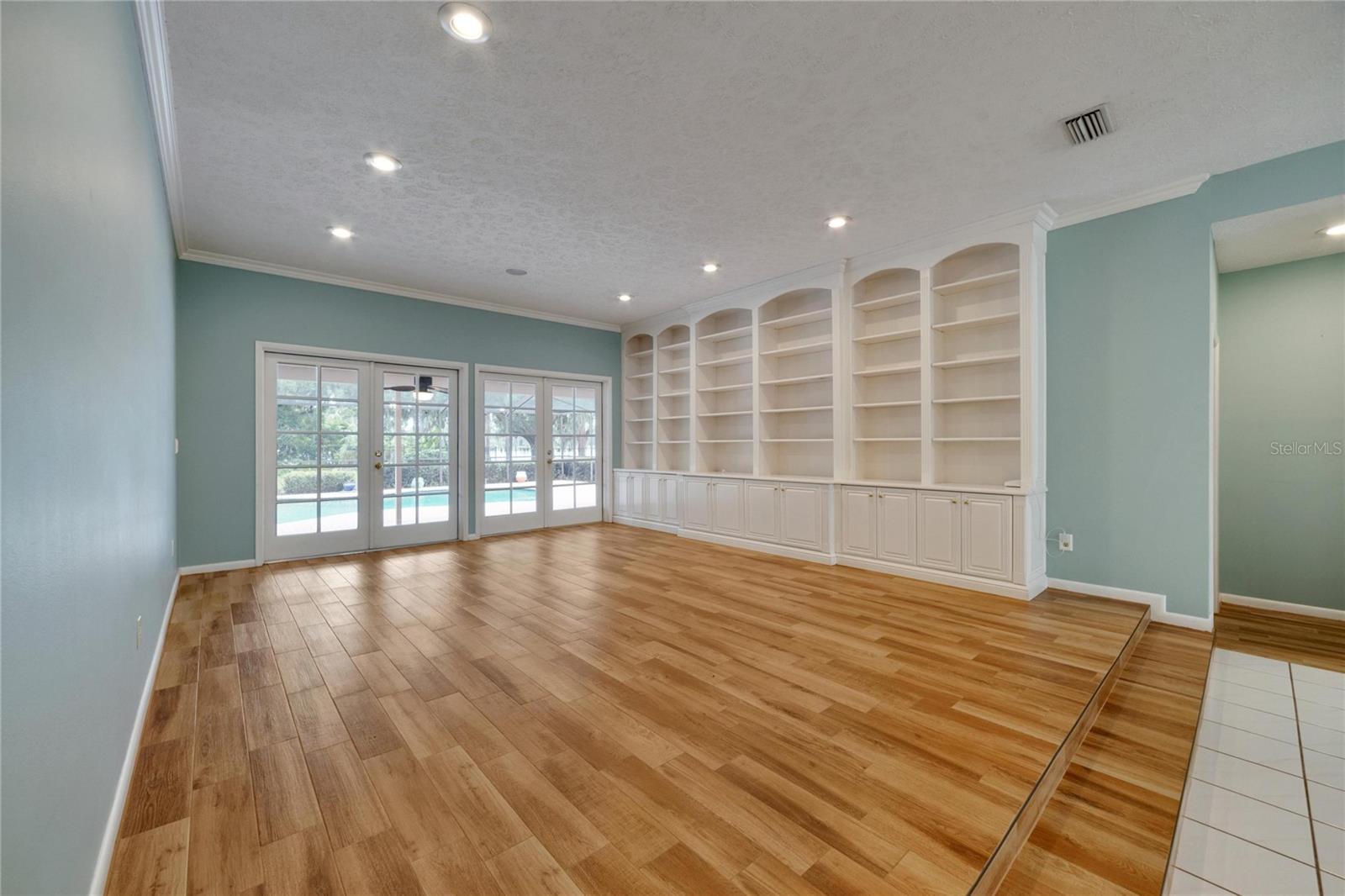 THE MANORS AT CRYSTAL LAKES - Residential