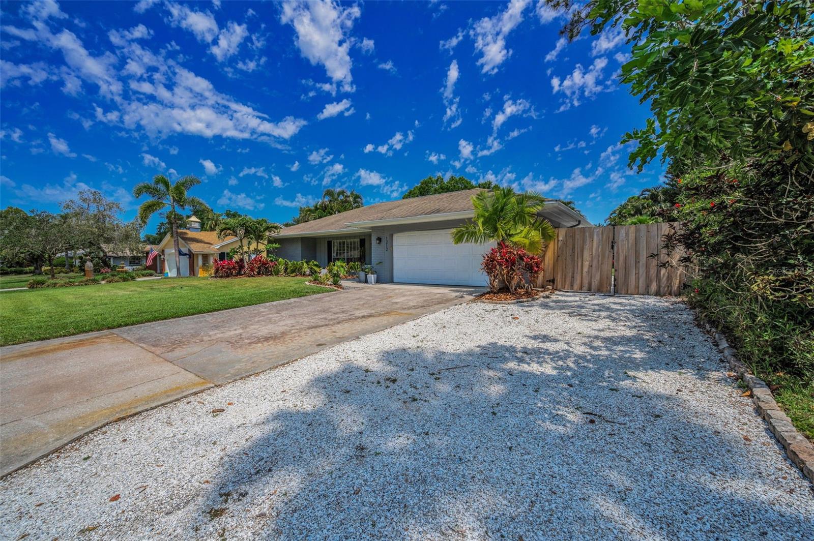 1212 ROYAL OAK DRIVE