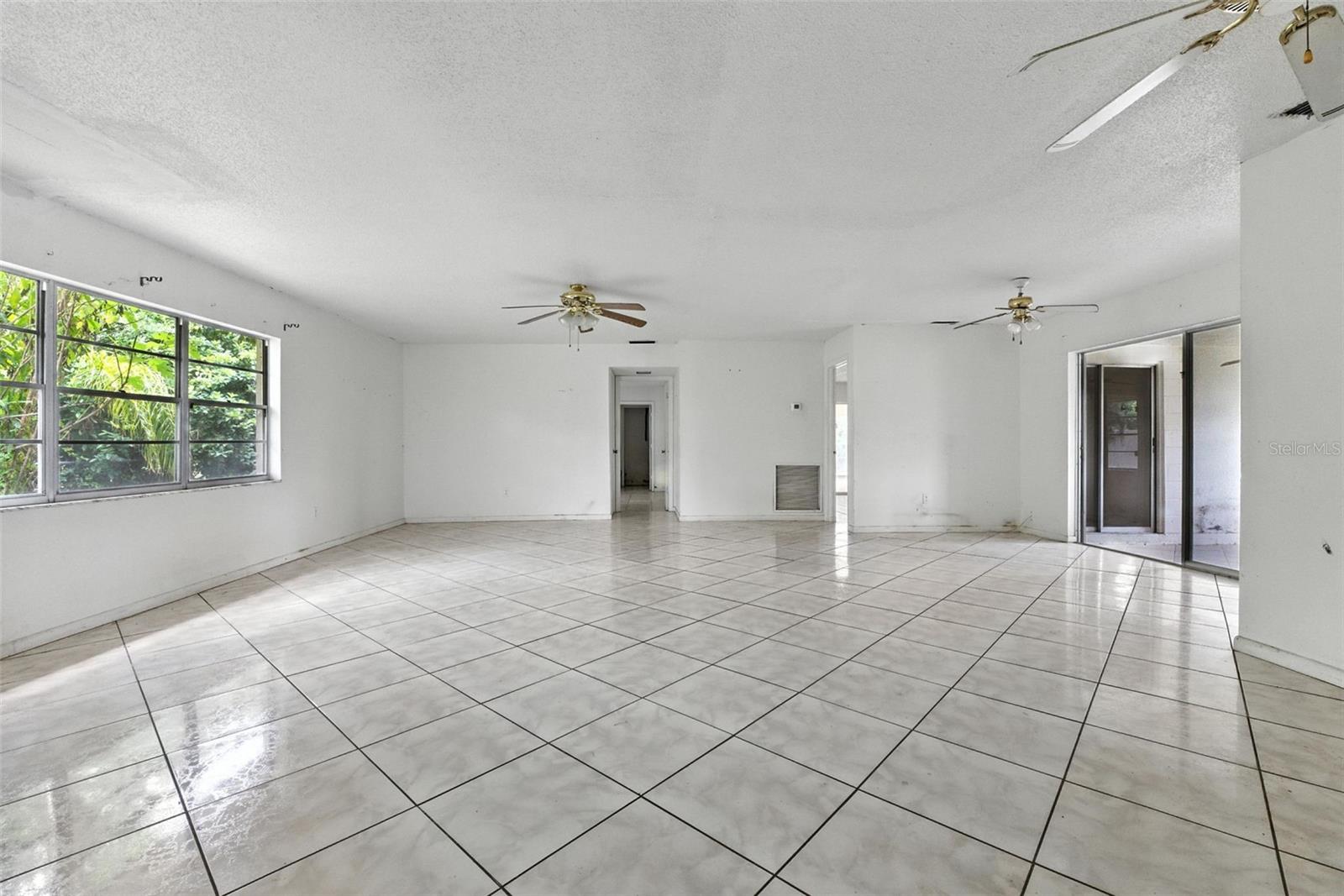 COUNTRY CLUB LAKE ESTATES - Residential