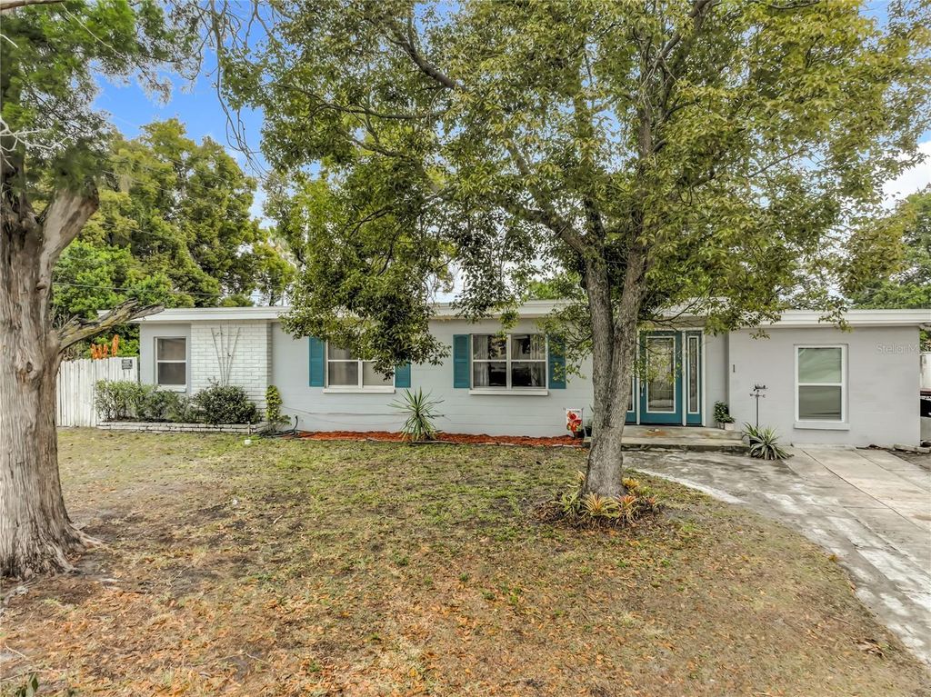 Photo of 1 S Solandra Drive, Orlando, FL 32807 (MLS # O6383808)