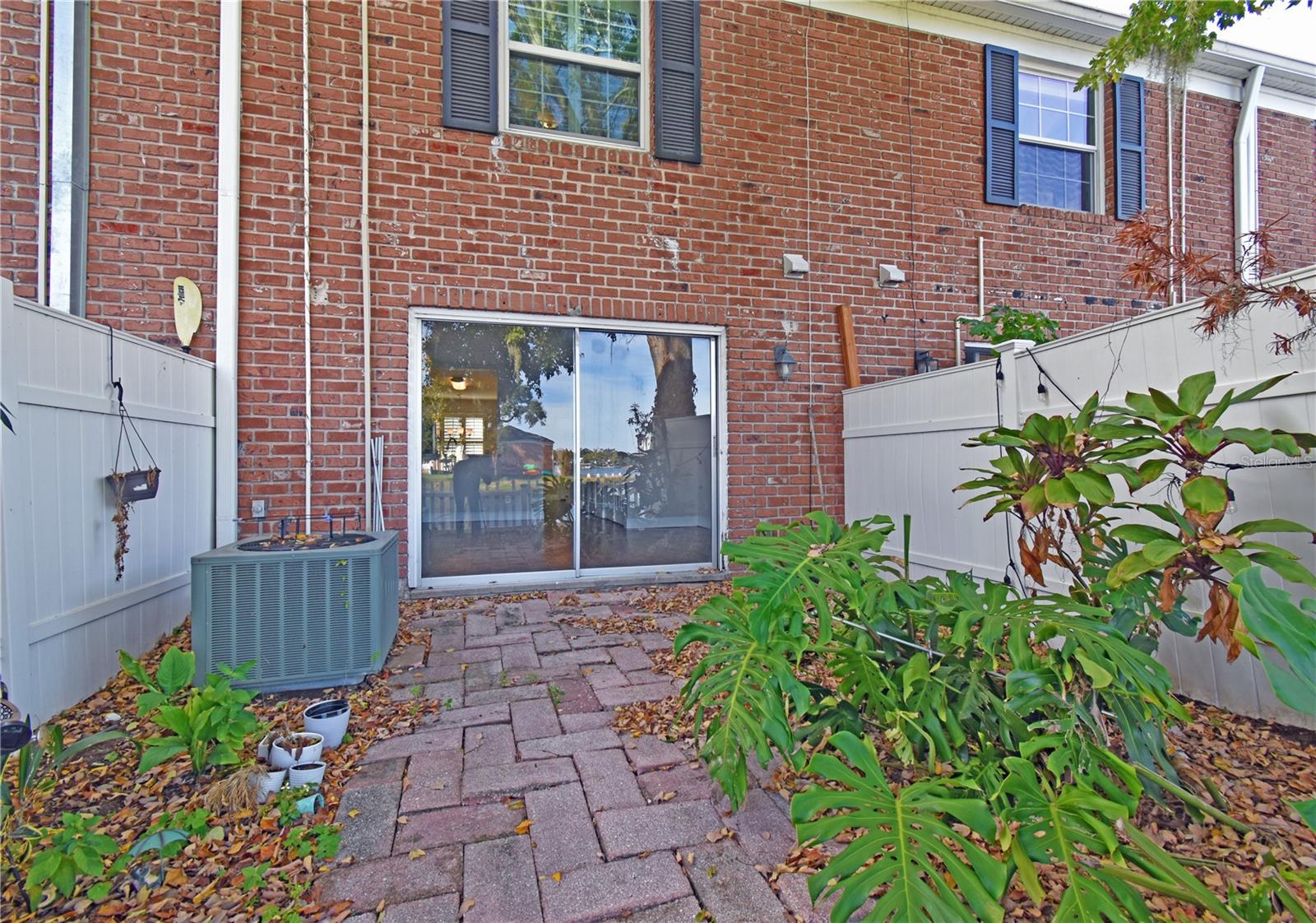 WHISPERING OAKS - Residential Lease