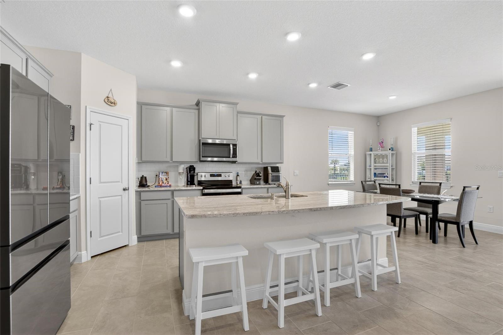 MANGROVE MANOR PH 1 - Residential Lease