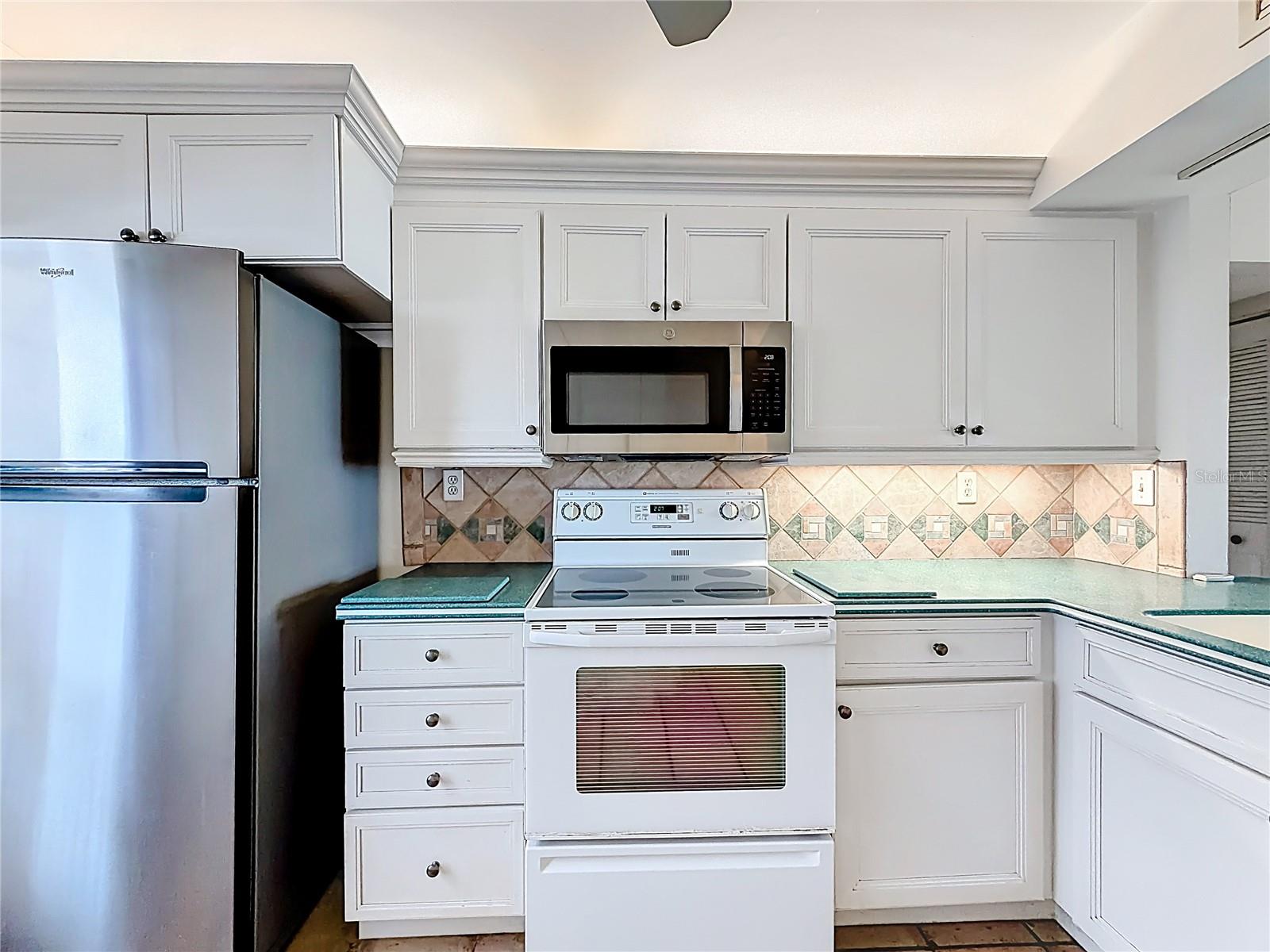 6211 SUN BOULEVARD 211