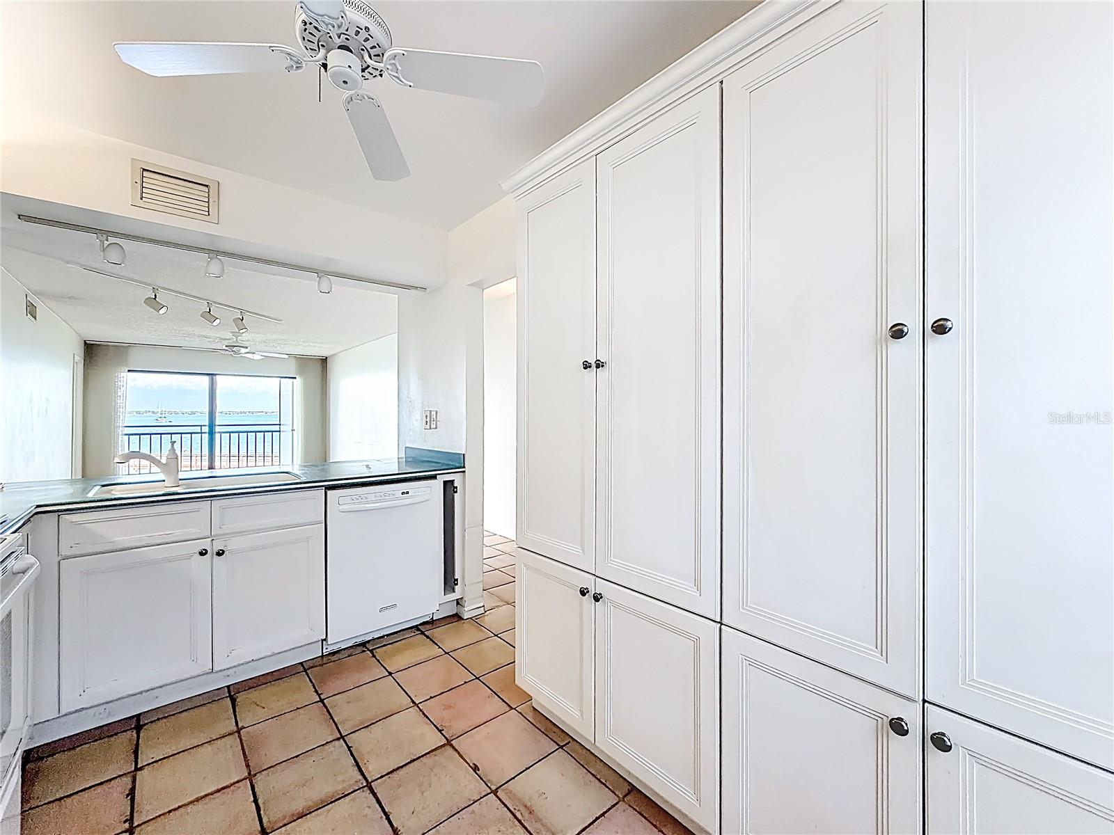 CASA DEL MAR CONDO III - Residential