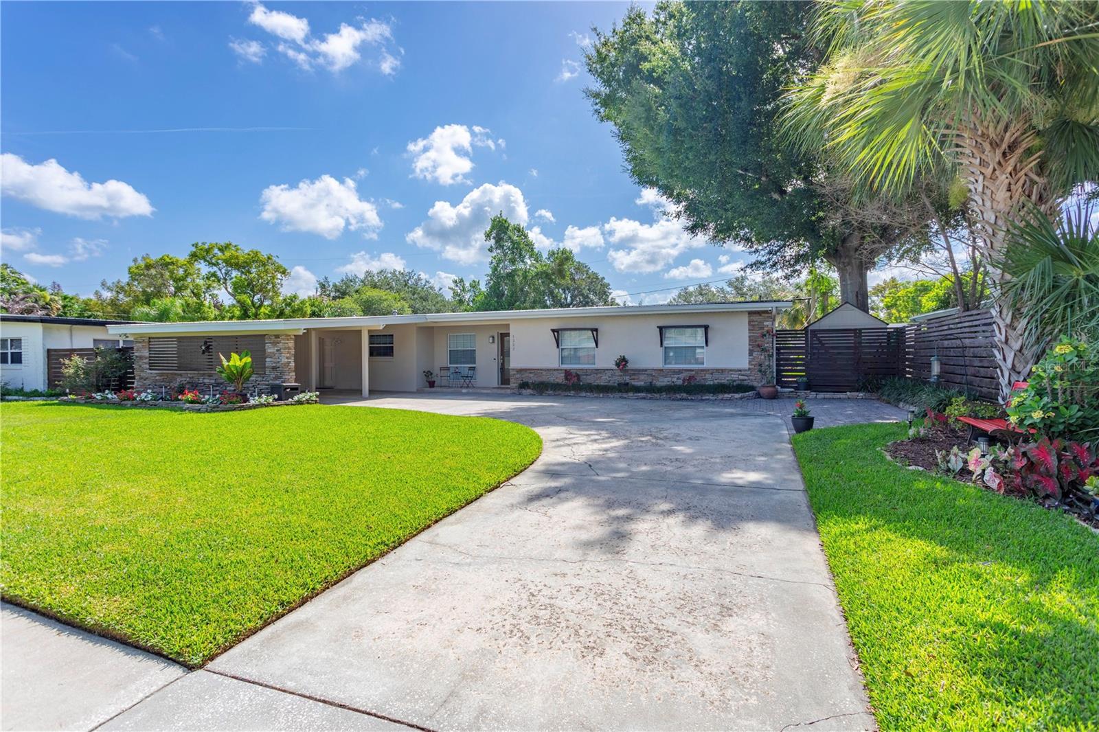 1327 ROSCOMARE AVENUE