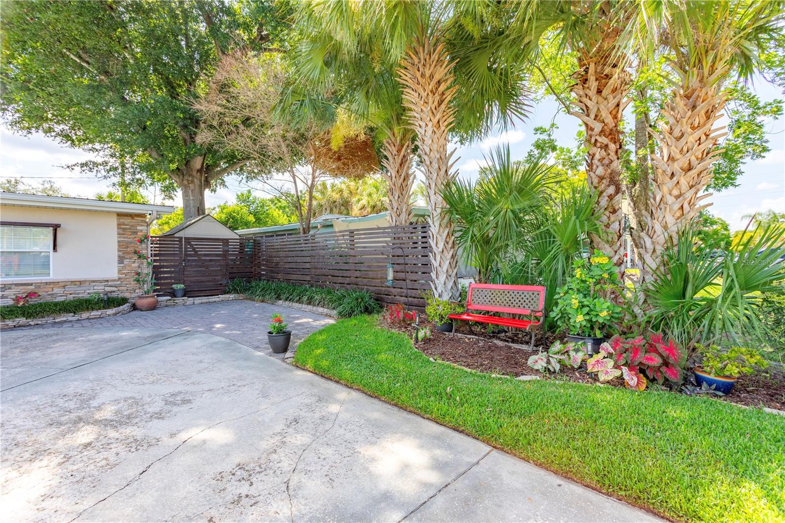 1327 ROSCOMARE AVENUE