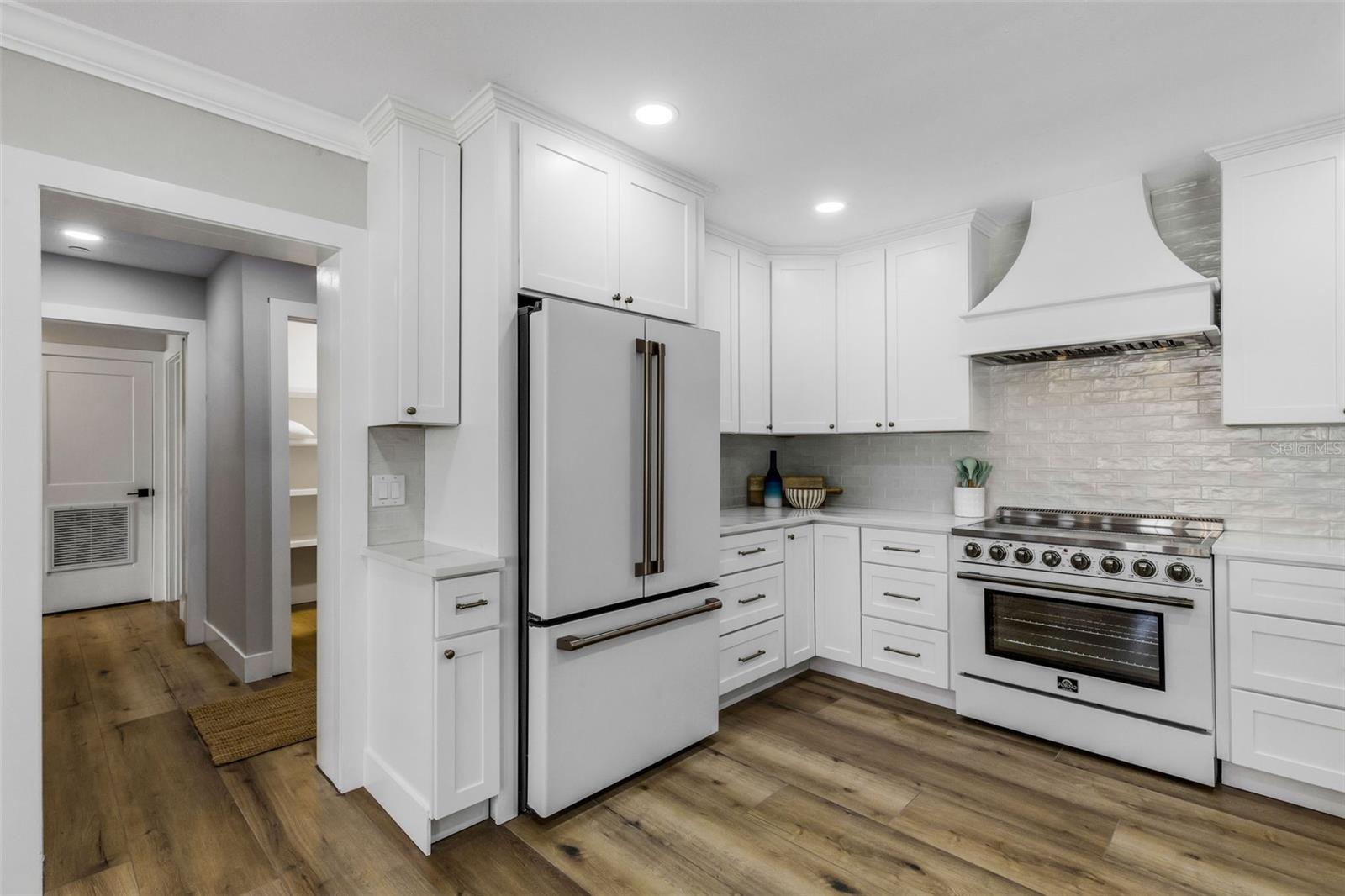 VENICE ISLAND NW OF DOWNTOWN W-622000 - Residential