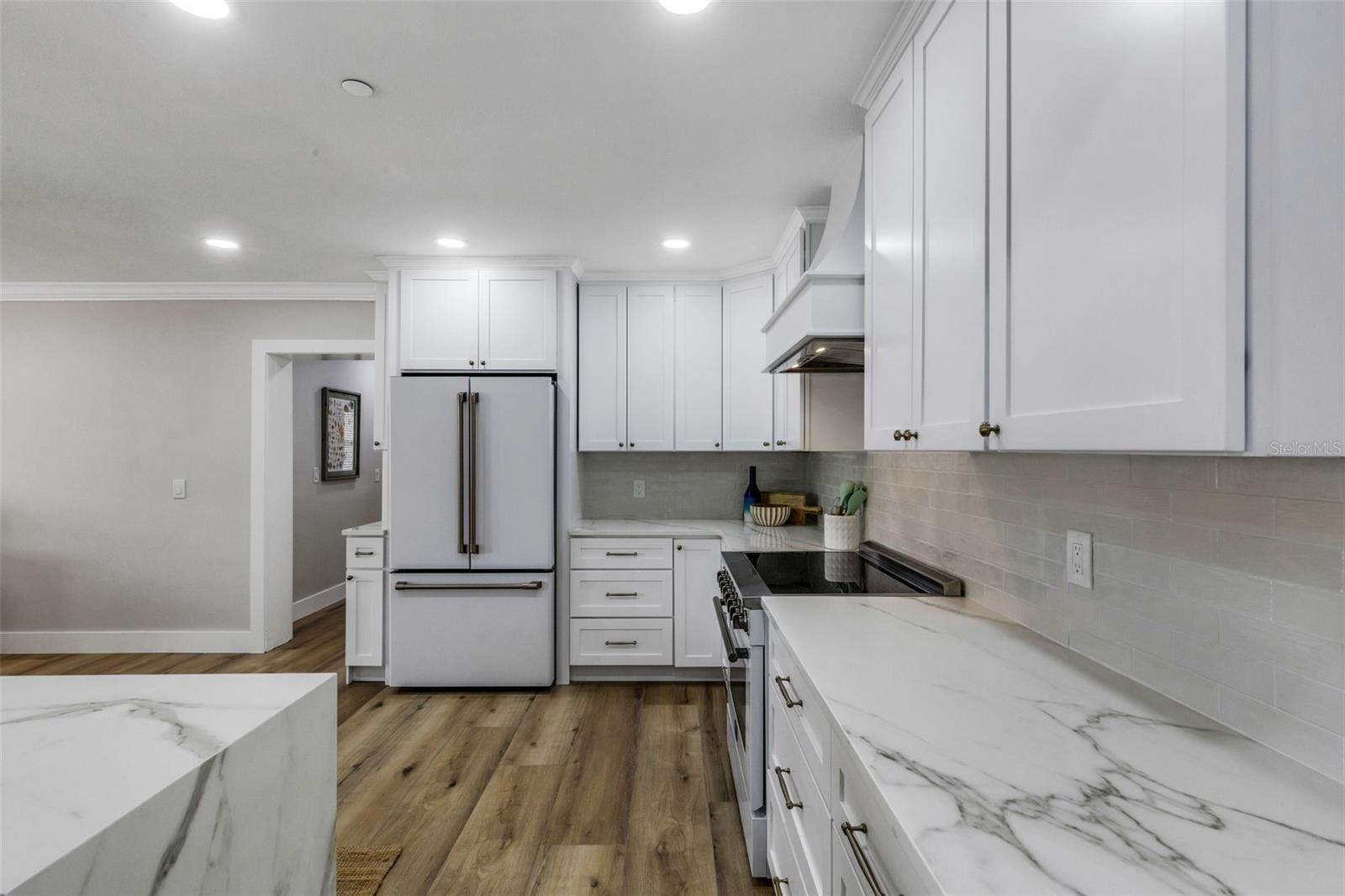 VENICE ISLAND NW OF DOWNTOWN W-622000 - Residential