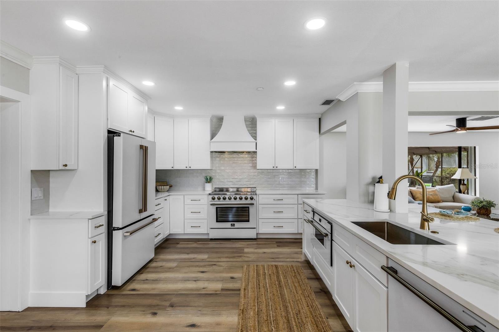 VENICE ISLAND NW OF DOWNTOWN W-622000 - Residential