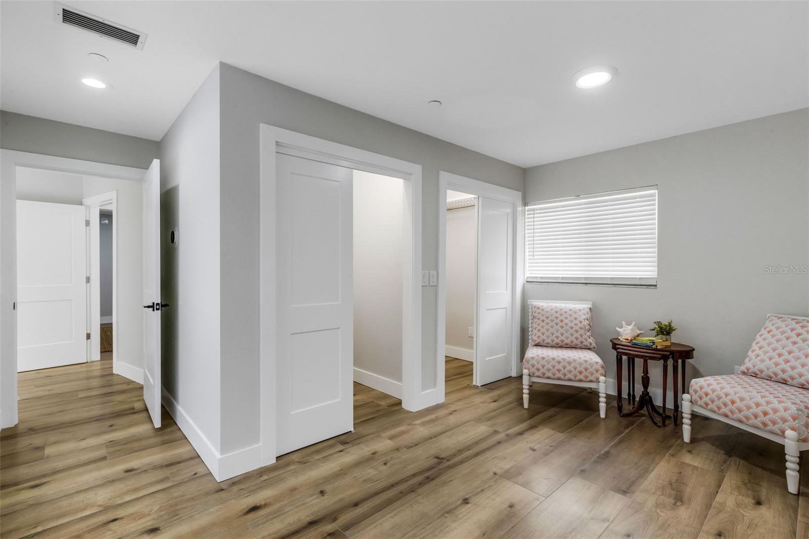 VENICE ISLAND NW OF DOWNTOWN W-622000 - Residential