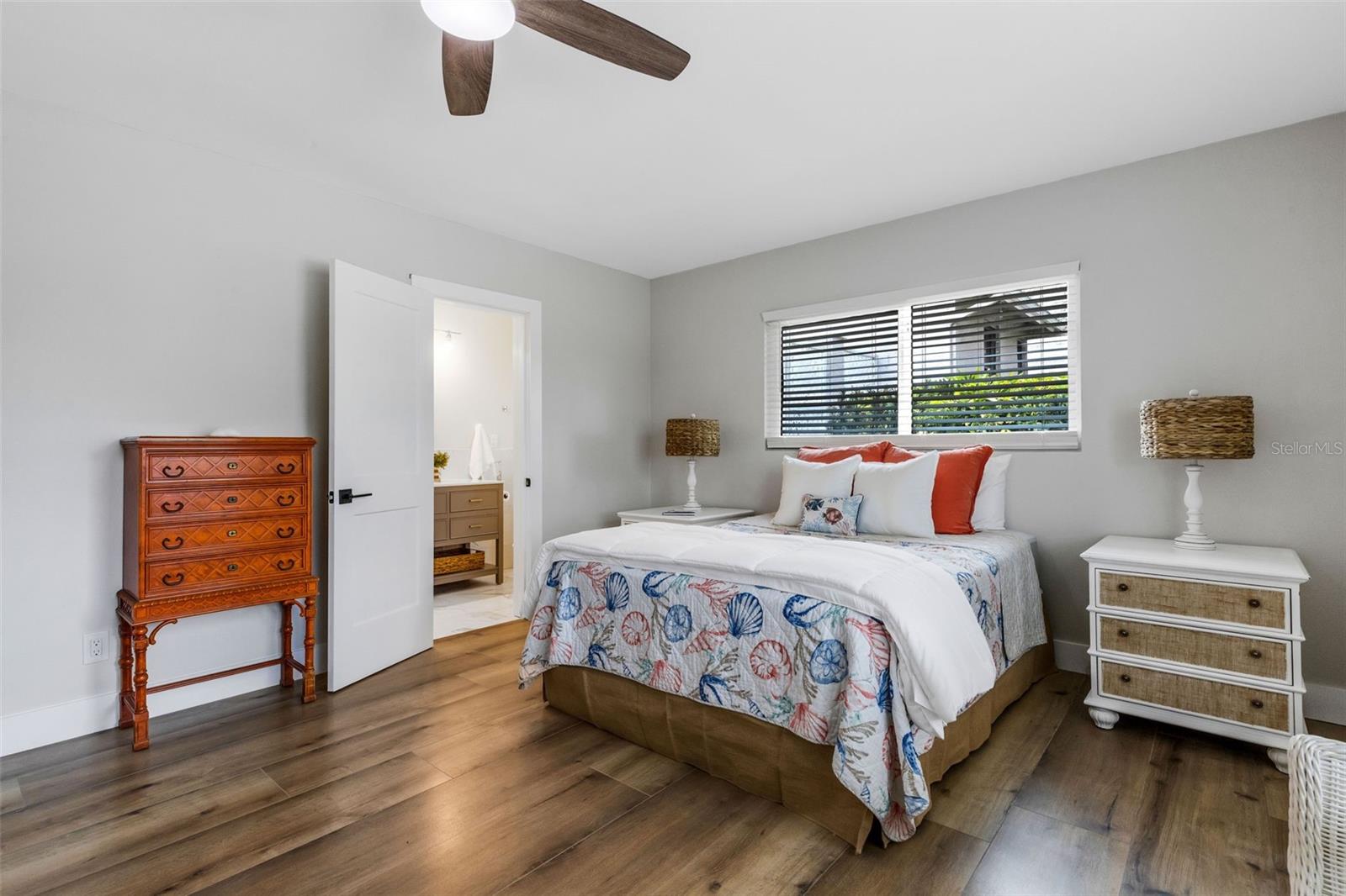 VENICE ISLAND NW OF DOWNTOWN W-622000 - Residential