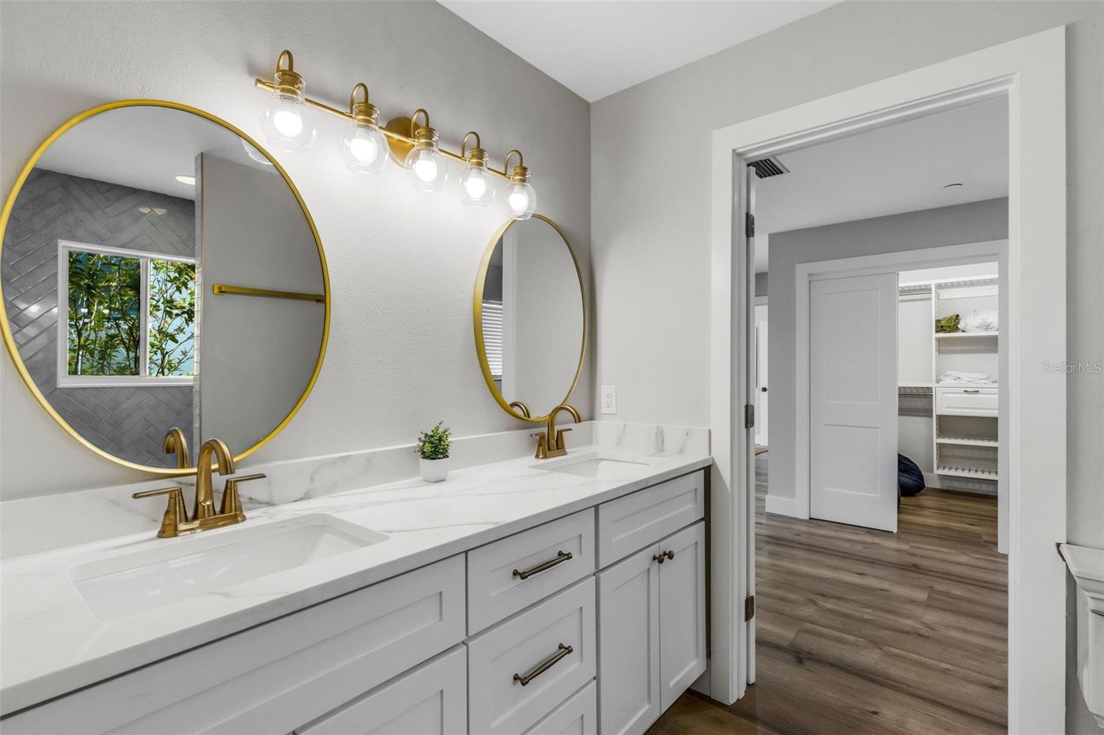 VENICE ISLAND NW OF DOWNTOWN W-622000 - Residential