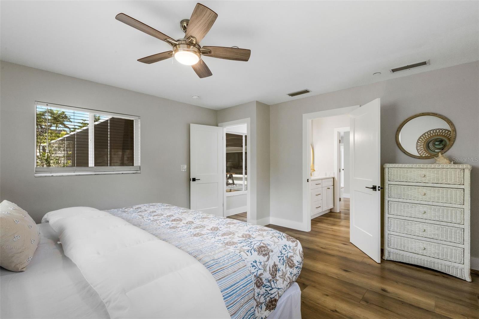 VENICE ISLAND NW OF DOWNTOWN W-622000 - Residential