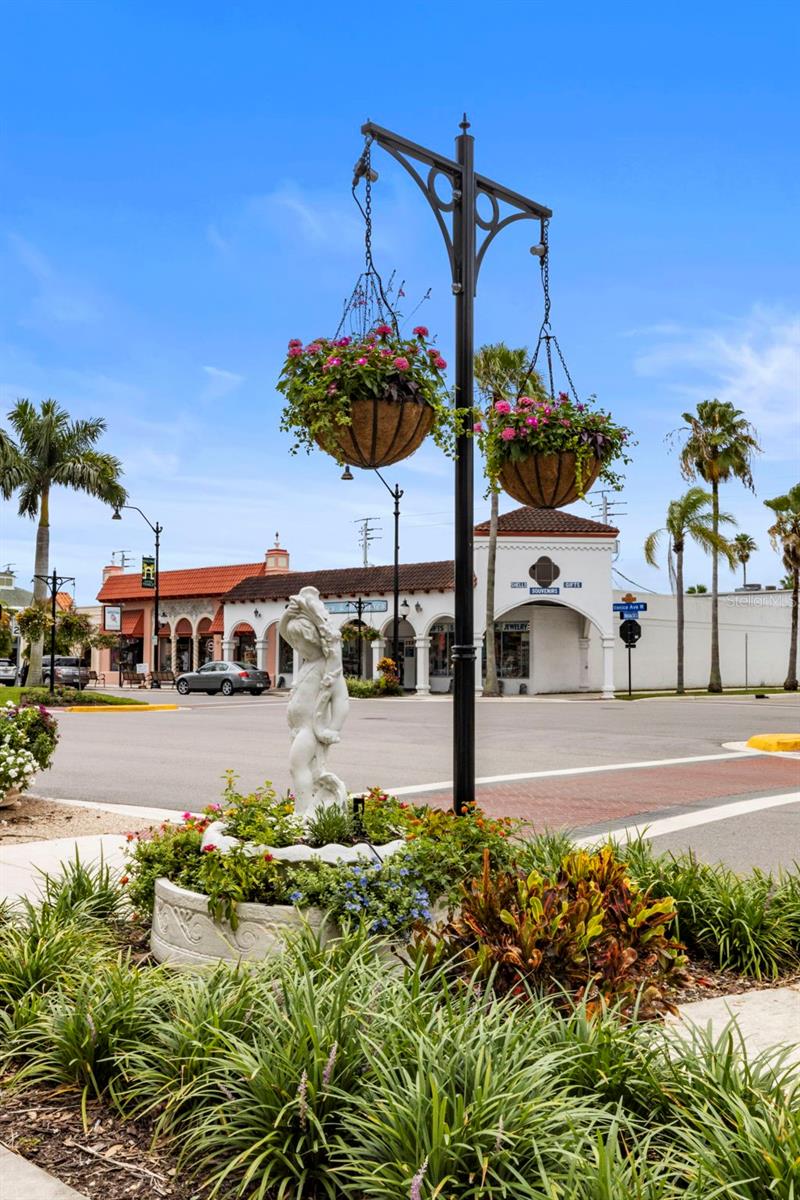 VENICE ISLAND NW OF DOWNTOWN W-622000 - Residential