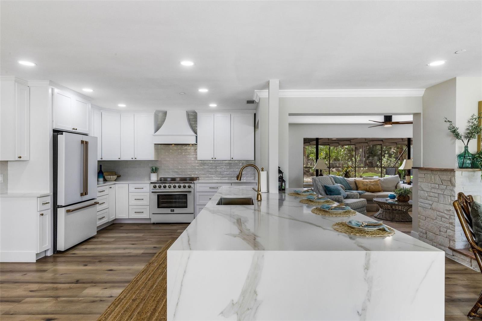 VENICE ISLAND NW OF DOWNTOWN W-622000 - Residential