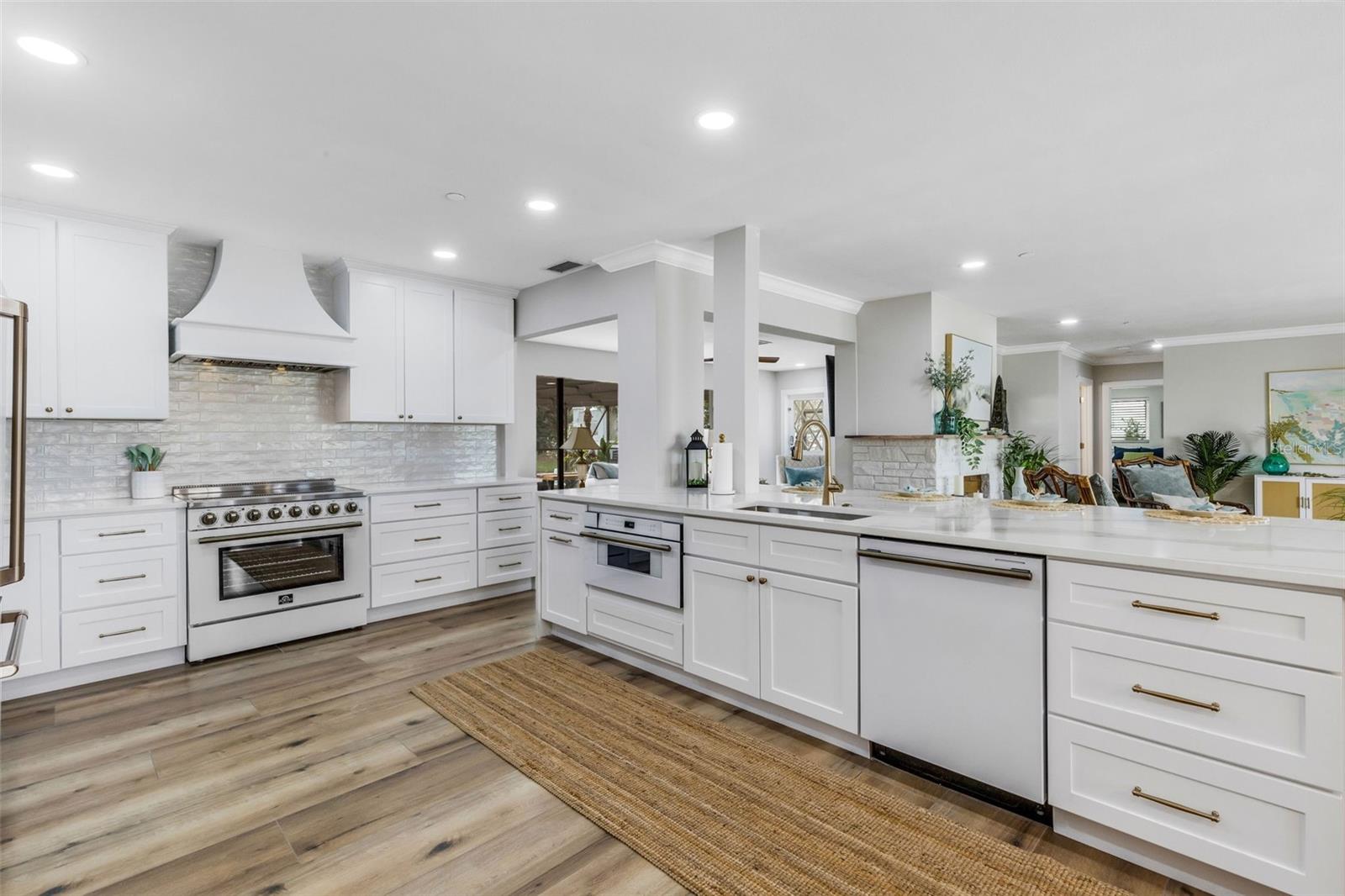 VENICE ISLAND NW OF DOWNTOWN W-622000 - Residential