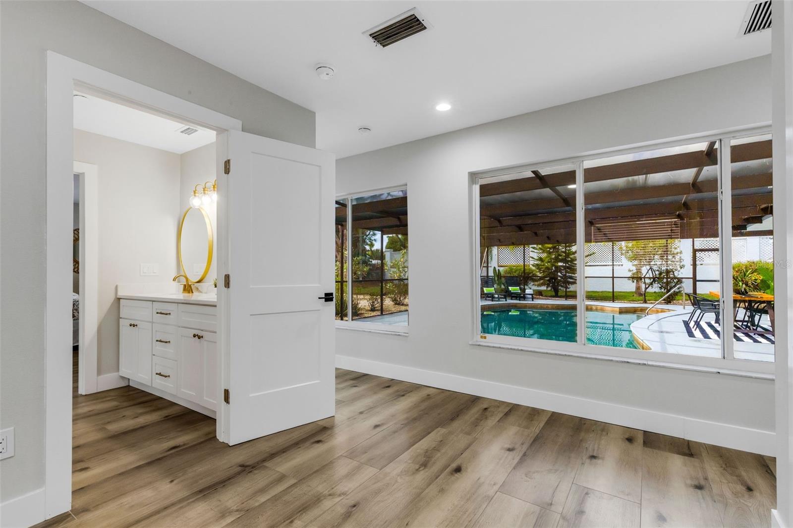 VENICE ISLAND NW OF DOWNTOWN W-622000 - Residential