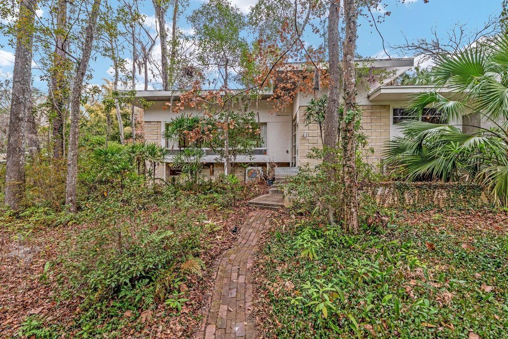 Photo of 2062 NW 11th Road, Gainesville, FL 32605 (MLS # GC537169)