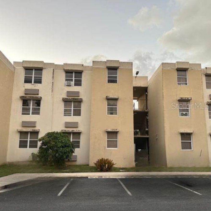 Beautiful garden apartment in a central location with easy access to supermarkets, pharmacies, the airport, and more. Call to schedule an appointment.