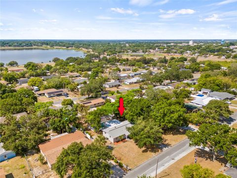 A home in LAKE WALES