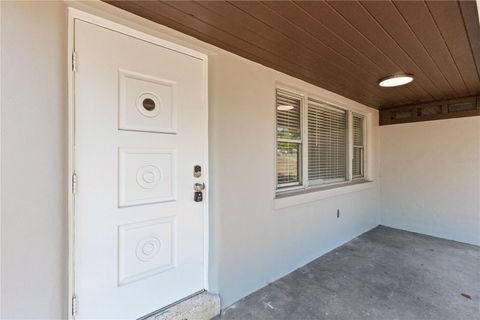 A home in LAKE WALES