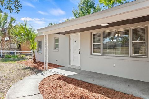 A home in LAKE WALES