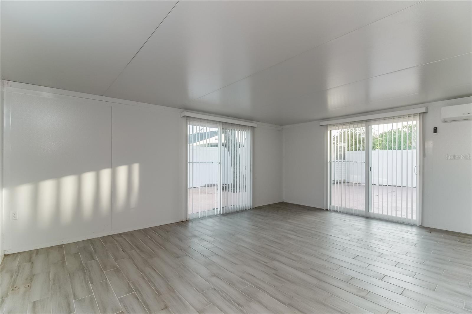 COUNTRY RUN UNIT 02 - Residential Lease