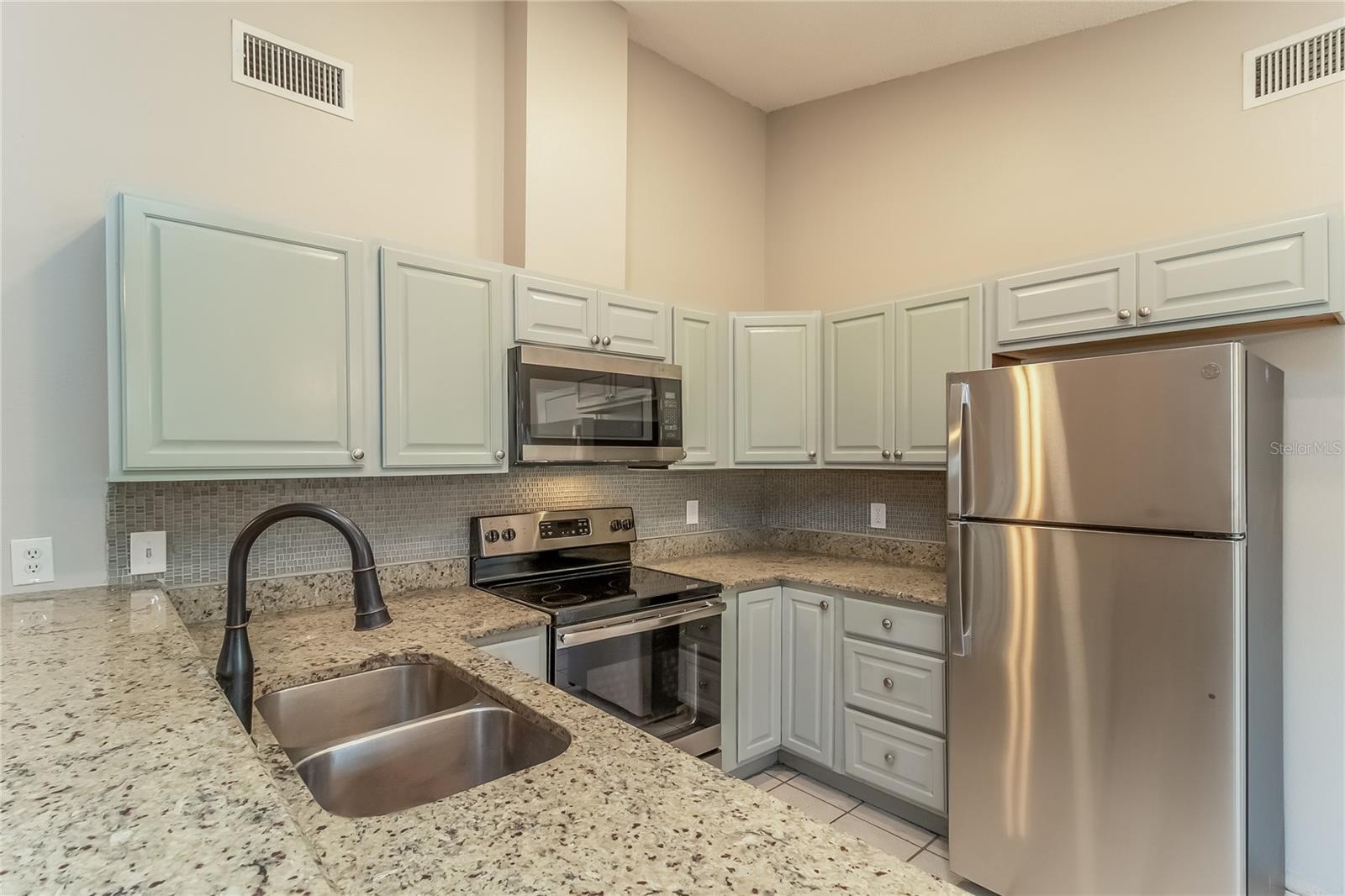 COUNTRY RUN UNIT 02 - Residential Lease